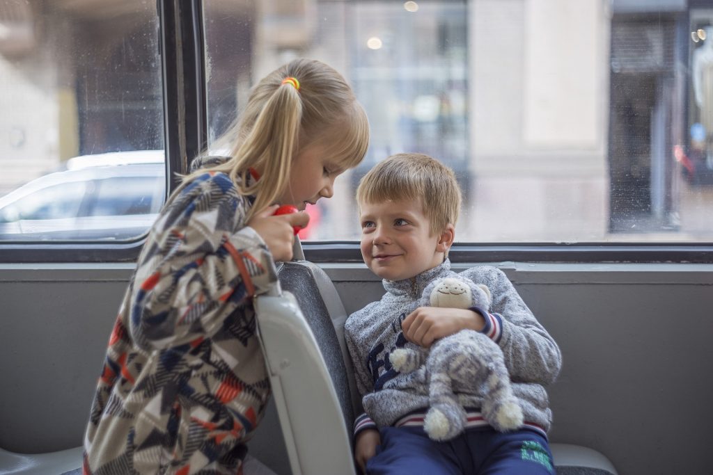 Kinder in einem Bus während eines Kidnergartenausflugs.